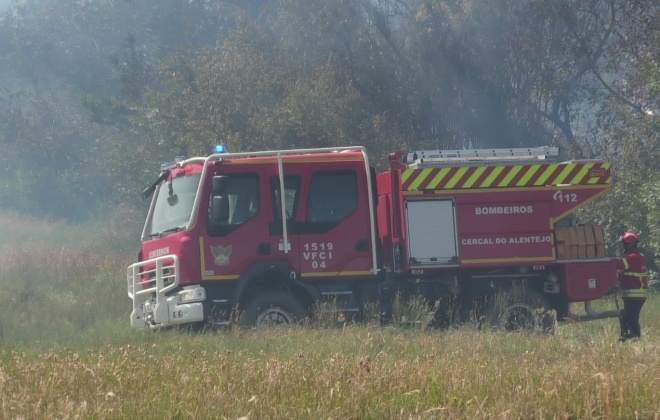 Incêndio consumiu área de mato na Tanganheira, no concelho de Santiago do Cacém