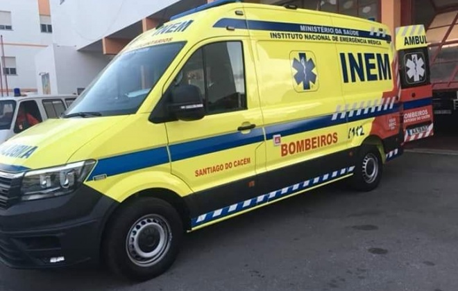 Colisão entre ligeiro e camião carregado de plástico provoca dois feridos no Roncão em Santiago do Cacém