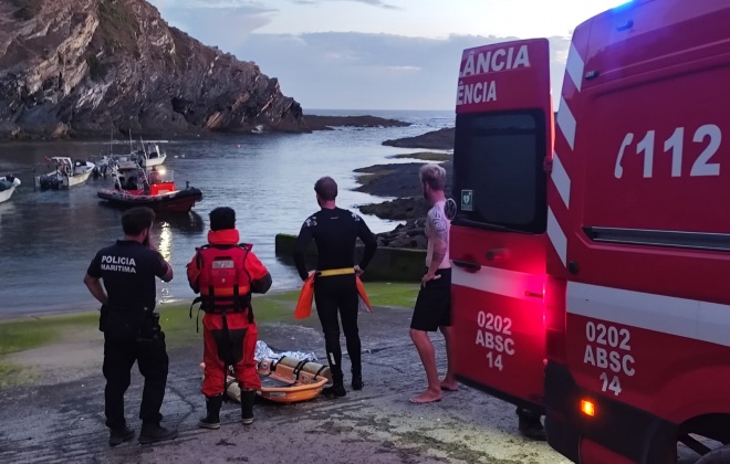 Jovem de 25 anos resgatado após queda de arriba na praia do Tonel em Odemira