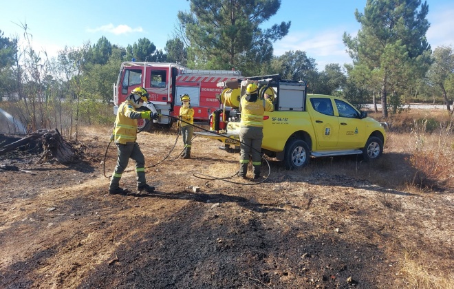 Incêndio consumiu área de mato nas Relvas Verdes