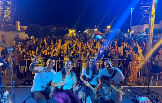 Porto Covo rendido ao concerto da banda Linhas Cruzadas no Largo Marquês de Pombal
